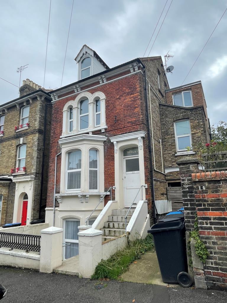 Lot: 109 - WELL PRESENTED FLAT FOR INVESTMENT -